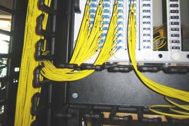 ) Die Kabelüberlängen können in den vertikalen Cable Managern untergebracht werden Abdeckungen