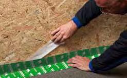 Verarbeitung: Band ausrollen Bei der Verklebung von Holzfaserunterdeckplatten ist die Vorbehandlung mit TESCON PRIMER RP erforderlich.