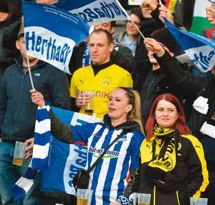 .. Auf den Rängen erfreuten sich Herthaner mit BVB-Fans (kleines Foto) gemeinsam an der Wahnsinnsatmosphäre.