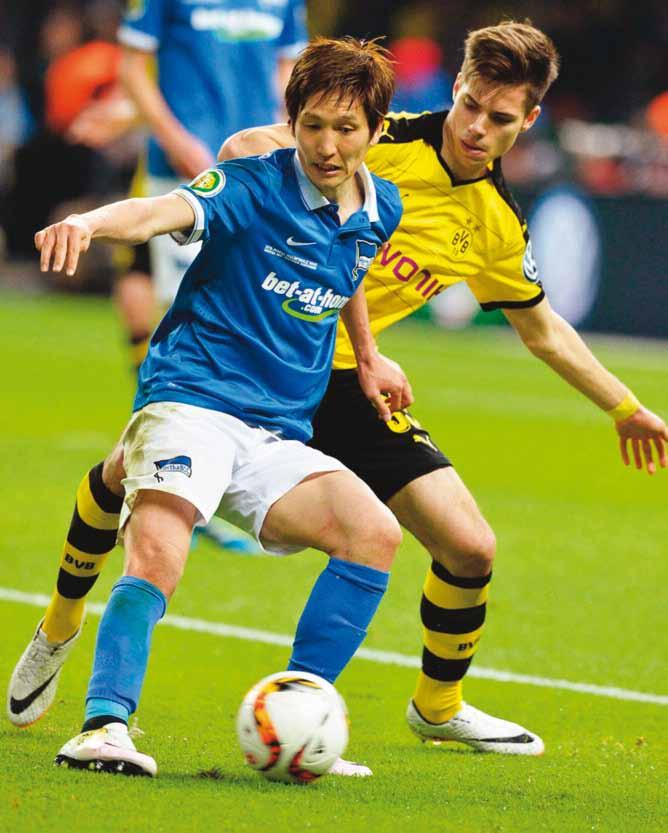 POKAL-RÜCKBLICK Mittelfeld-Duell: Genki Haraguchi (vorne) schirmt den Ball gegen BVB-Jungstar Julian Weigl ab. Der Vergleich der beiden Akteure ging im Gegensatz zum Spiel unentschieden aus.