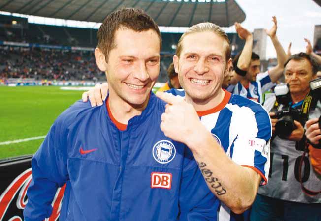DAMALS WAR S Pál Dárdai (links) und Andrej Voronin freuen sich diebisch nach dem 2:1-Sieg von Hertha BSC gegen den Rekordmeister aus München.