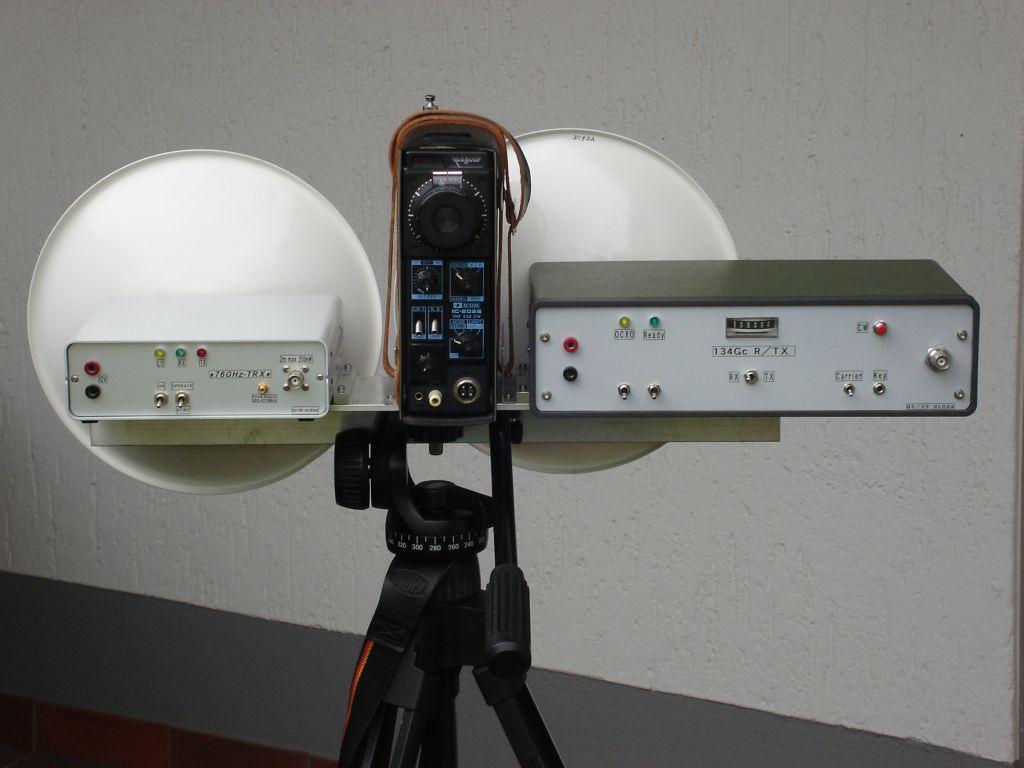 Bild 3 zeigt die Montage beider Transverter 76 GHz und 134 GHz auf meinem Stativkopf. Bildunterschrift B.
