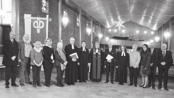 Amtierende und einige ehemalige Kirchenvorsteher sowie Frau Superintendentin Bärbel Wallrath-Peter begleiteten seine Entpflichtung aus dem Amt.