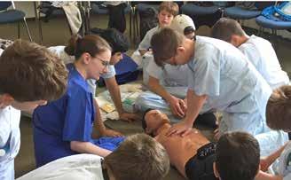 Die Jungs wurden zu Erste-Hilfe-Maßnahmen informiert, haben Verbände angelegt und an einer Reanimationspuppe die Herzdruckmassage geübt.