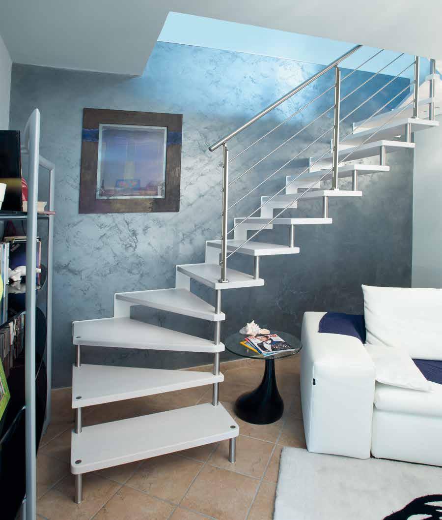 Escalier avec mono-limon latéral en zigzag en acier couleur Ral, marches en hêtre finger-joint couleur Ral, garde-corps et main courante en acier inox.