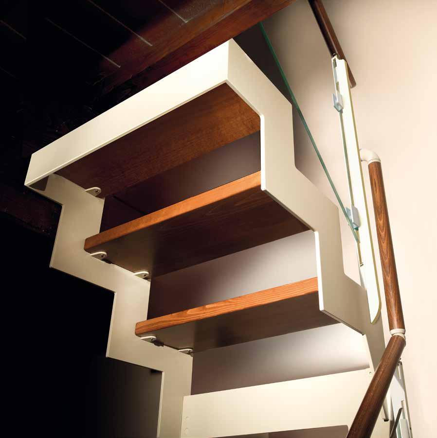 Escalier avec double structure latérale en zigzag et limons en acier couleur Ral, marches en hêtre massif, garde-corps avec panneaux en cristal et main courante en bois.
