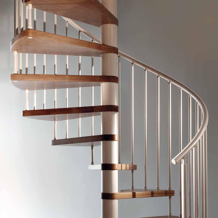Escalier en colimaçon avec marches en rouvre massif, pilier central, garde-corps à colonnes et main courante en acier couleur Ral.