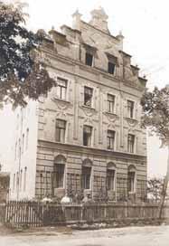 Hier hat die Fassade des 1905 gebauten Hauses noch viele Ornamente und einen Staffelgiebel (auch Treppengiebel oder Katzentreppe genannt).