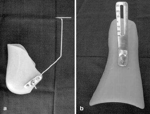 Abb. 8: Fersenschale (a) und Tibiaschiene (b) des Ankle Meters (Spahn, 2004) Die Untersuchung findet am liegenden Patienten statt.