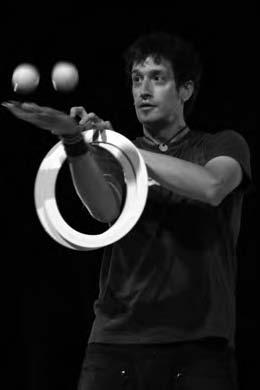 Some of the highlights on the Open Stages were: Juelle, a 14- year old who learned juggling from siteswap and doesn t waste much time on the simple cascade; Paris-Toulouse, freestyle diabolo with