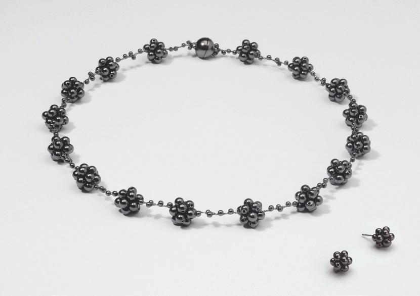 Die Perlen werden einzeln, Perle für Perle, mit Kunststoffschnur verknüpft.