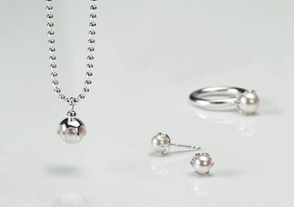 New addition to the Looking back series: rings with pearls and rings arranged with