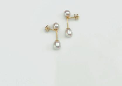 Another innovation is the short variation which gives the elegant ear jewellery a certain nonchalance.