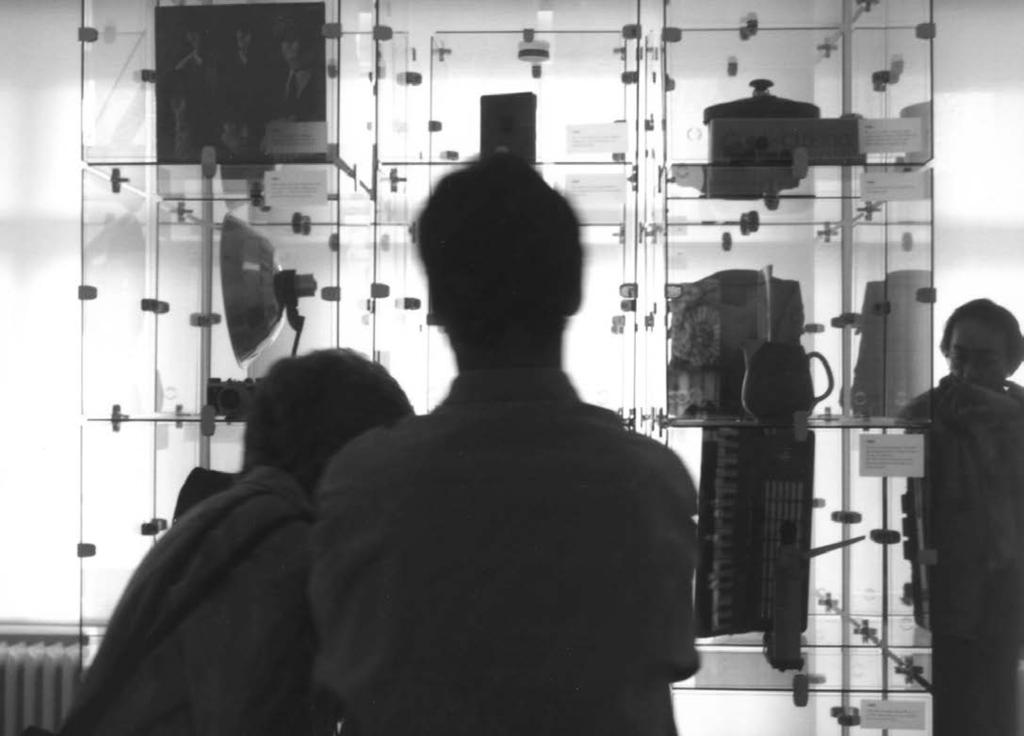 Einleitend zur permanenten Ausstellung werden für 40 Jahre DDR 40 Objekte des Alltags gezeigt, ironisch kombiniert mit einem wichtigen Ereignis aus dem betreffenden Jahr. Z.B.