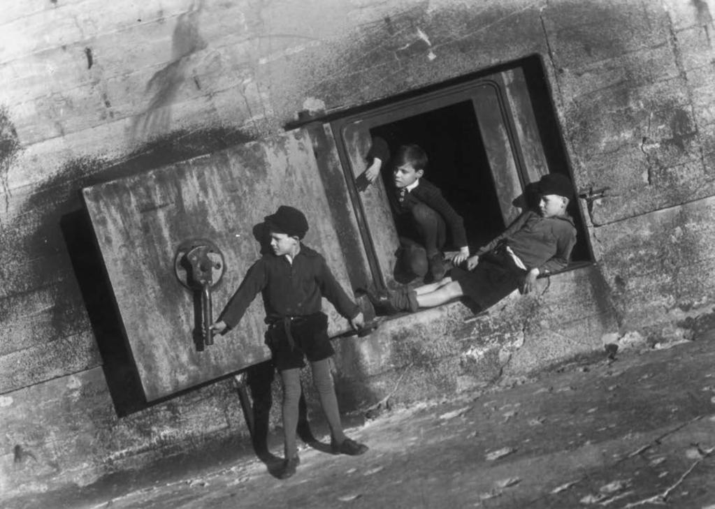 Kinder am Bunker am Zoo, Berlin 1949. Bildarchiv DHM Vergangenheit hinein phantasieren, werden Jugendliche in Lernprozessen mit geschichtswissenschaftlichen Methoden konfrontiert.