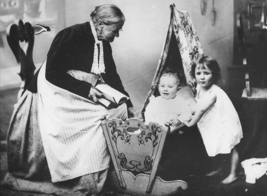 projekte Freiwill lige Mitarbeit im Museum Neue Perspektiven für eine alte Idee? Udo Liebelt Großmutter mit Enkelkindern, um 1910.