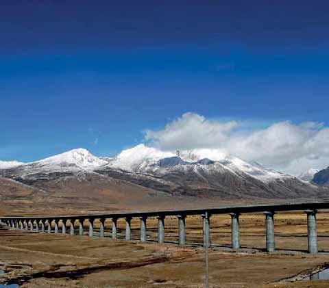 Tibet-Yak Die am höchsten gelegene Bahnstrecke der Welt Zarengold Lhasa: Einsteigen bitte! 4.837 m hohen Kunlun-Pass und über die Ausläufer des Kunlun-Gebirges.