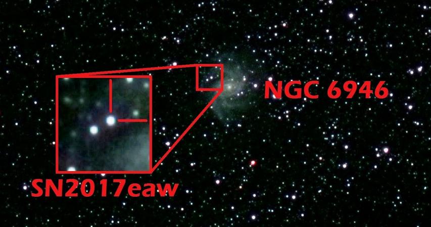 Die beiden in der direkten Nähe der Supernova befindlichen Sterne 129 (12,9 mag) und 132 (13,2 mag) sind nur wenig lichtschwächer als die Supernova selbst. Weitere Sternhelligkeiten unter [3].