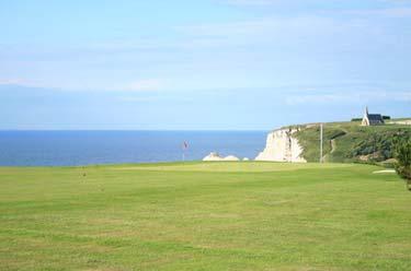 Golfplätze Die Normandie zählt zu den zehn besten Golfregionen der Welt. Golf d Étretat liegt oberhalb der Klippen mit grandiosem Blick über den Atlantik und die Kreidefelsen.