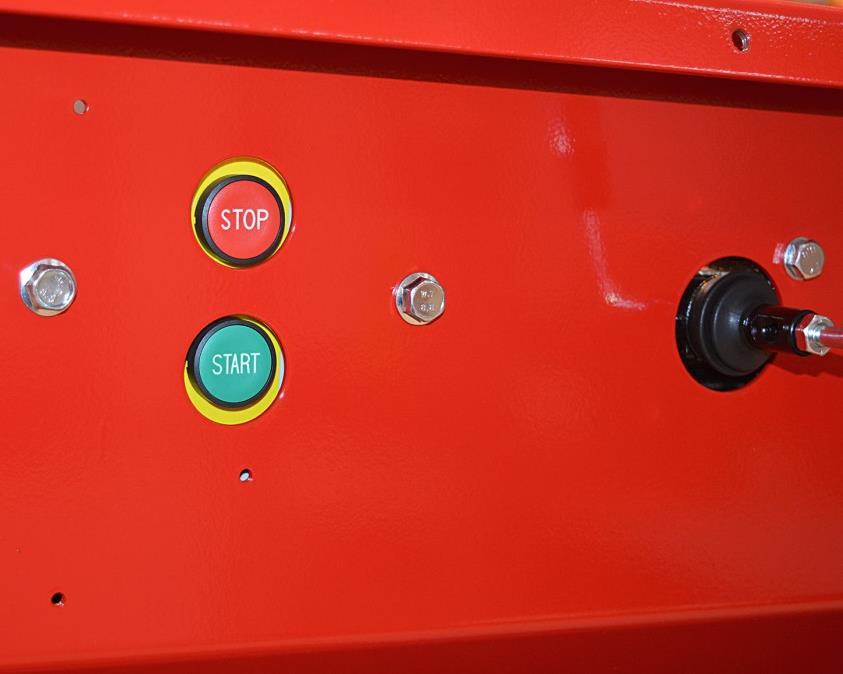 Die empfohlene Maximallänge für das Zuführkabel beträgt 30 m. Die Maschine wird mit der grünen Taste des Fernstarters eingeschaltet, die sich im vorderen Bereich der Maschine befindet (Abb. 11).