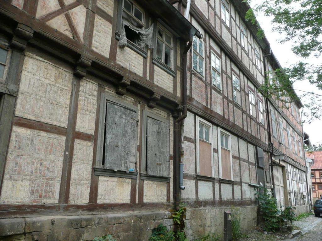 Quedlinburg, größte und älteste Fachwerkstadt Europas DDR: Verfall der Innenstadt durch mangelnde Kapazitäten und Mittel, Pläne für Abriss