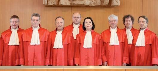 Die Richter sehen sich mit einem historischen Verfahren konfrontiert: Noch nie gab es so viele Kläger gegen eine gesetzliche Bestimmung in Deutschland. Als sich am 15.