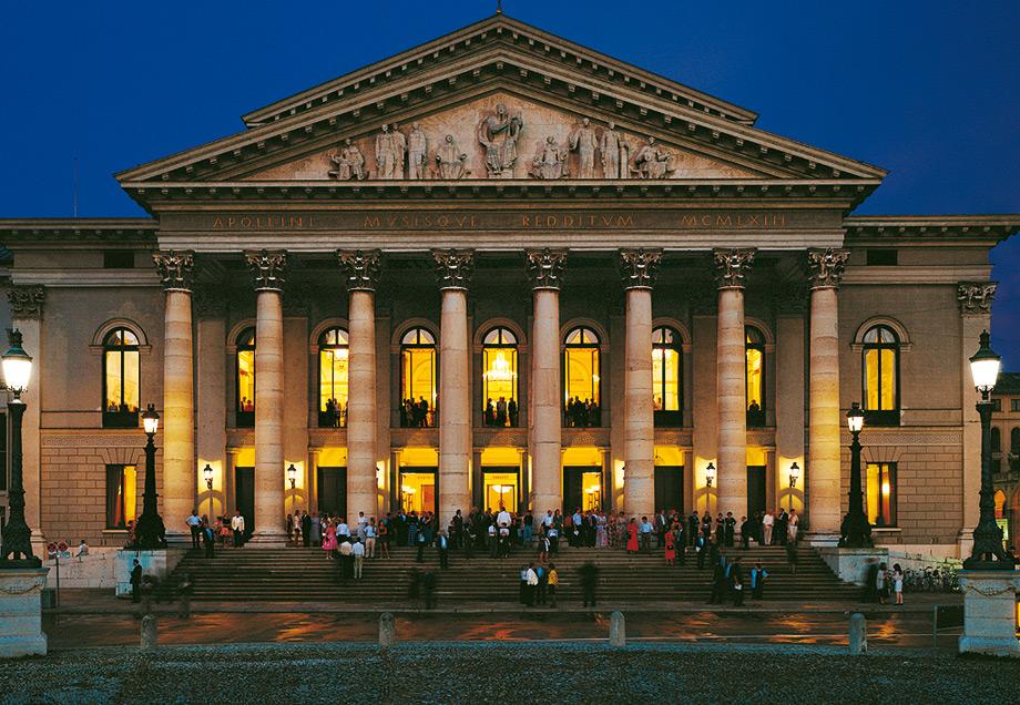 Das Nationaltheater München Die Bayerische Staatsoper nimmt ästhetische Herausforderungen an, denn nicht nur der Mozart-, Verdi- und Wagner-Glanz wird mit Solisten der ersten Kategorie gepflegt.