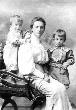 ZGODOVINA ZA VSE leto XVIII, 2011, št. 2 Wanda Wiesner Livadić, por. Tompa s sinovoma Jankom in Kamilom, okoli leta 1906.