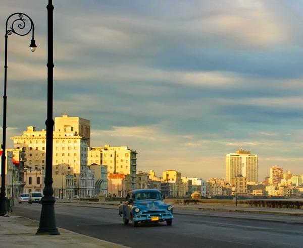 Kuba Faszination Kuba Voller Lebensfreude und Kultur empfängt mich die bunte Stadt Havanna. Das kubanische Lebensgefühl reißt mich mit und endlich geht's los: Ich steige in den Mietwagen.