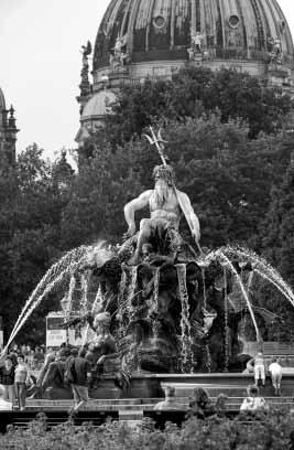 Europa/International Neptunbrunnen am Berliner Dom die Arbeiten vor dem Hintergrund des ursprünglichen Zeitplans weitgehend abgeschlossen sind.