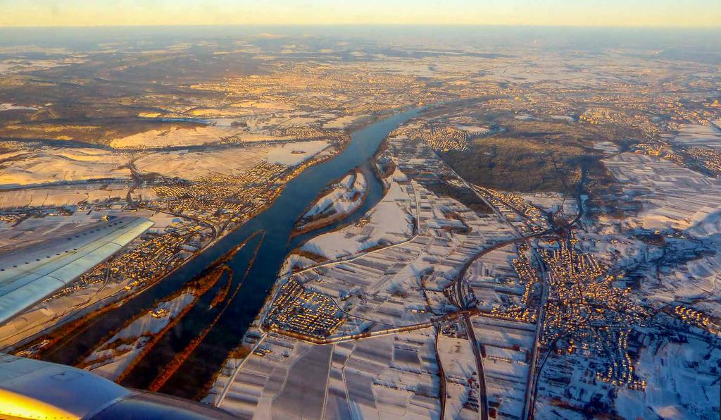 Kurz vor Frankfurt. Das Rheintal zwischen Heidesheim und Hattenheim. Deutschland. Just before Frankfurt. The Rhine Valley between Heidesheim and Hattenheim. Germany.