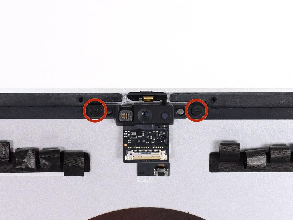 Schritt 27 isight Kamera Entferne zwei 4,3 mm T5 Schrauben, die die Platine der isight Kamera oben am Rückgehäuse