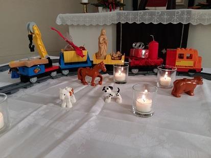 ), konnte der Adventszug seine Runden drehen und wurde noch beladen mit einer Kerze, kleinen Adventsgeschenken, einem Stern und dem wichtigsten Inhalt: den Figuren von Maria und Jesus in der Krippe,