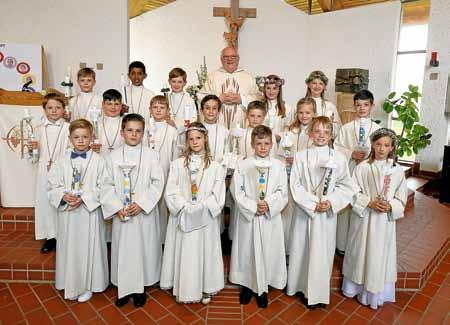 Mai feierten 18 Kinder aus Kirchentellinsfurt, Altenburg und Metzingen ihre Erstkommunion in unserer Kirche Christus König des Friedens.