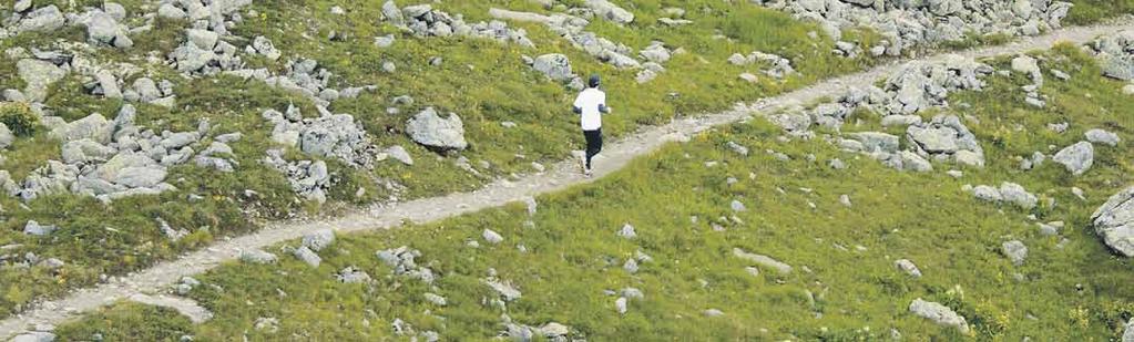 Dienstag, 26. Juli 2011 11 Ein Läufer einsam unterwegs Richtung Corvatsch. Zu diesem Zeitpunkt waren die Bedingungen noch gut. Fotos: Andri Margadant/klarlicht.
