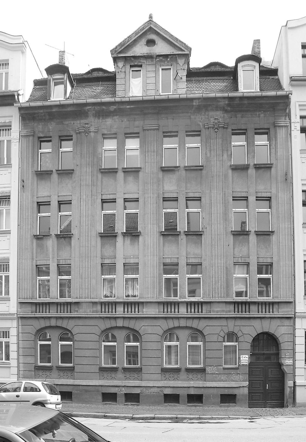 OBJEKTBESCHREIBUNG Bei der Liegenschaft handelt es sich um ein ca. 1913 errichtetes Wohnhaus mit einem ehemals gewerblich genutzten Hintergebäude.