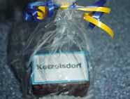 Gebacken und dekoriert wurden die schwarzen Schokoladen- Kuchen von Konditormeisterin Manuela Hugl, liebevoll verpackt und an die Ketzelsdorferinnen verteilt von der ÖVP