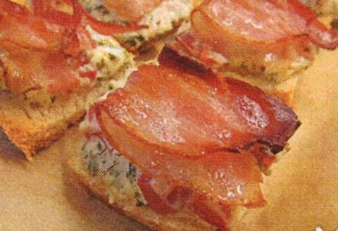 Bacon-Tomaten-Frischkäse Häppchen Zutaten für 24 Stück: 6 Scheiben Toastbrot 12 Scheiben Bacon, dünn geschnitten 120 g Frischkäse 1 EL Crème fraîche 75 g eingelegte getrocknete Tomaten, abgetropft ½