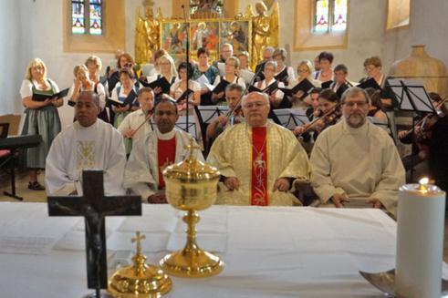 Die Festmesse, mitgestaltet vom Kirchenchor und Orchester, feierte Abt P. Petrus aus Seitenstetten.