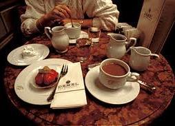 ANZEIGE 2 Kaffeehaus Donnel Bekannteste und teuerste Konditorei Wiens Tel. 82 54 65 täglich 10-19 Uhr seit 1785 Probieren Sie das Veilcheneis, beliebt von Kaiserin Sissi.