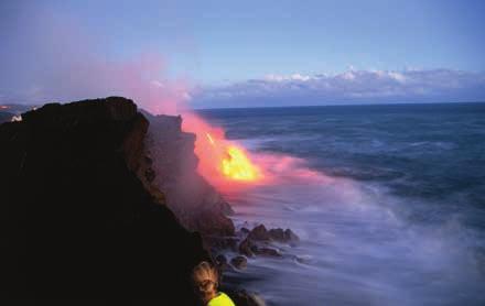 Erleben Sie das atemberaubende Spektakel von Pele, der Göttin der Vulkane und der Lava. Der Blick auf die Lavaströme und die schwarzen Sandstrände ist einzigartig.