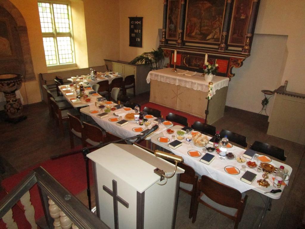 Tischabendmahl zu Gründonnerstag Auch in diesem Jahr verwandelte sich der Altarraum unserer Kirche in eine Bühne für ein farbenfrohes Mahl: Im Halbkreis vor dem Altar waren Tische aufgebaut, diese