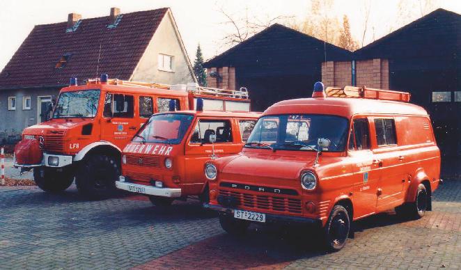 100 Jahre Löschzug Dörenthe brandaktuell Ausgabe 19 Die Fahrzeuge im Jahre 1992: links das LF 8 auf Unimog-Fahrgestell, daneben der ELW 1 auf VW Bulli, rechts das TSF auf Ford-Transit, das vorher in