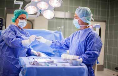 AUSBILDUNG ZUR OPERATIONS- TECHNISCHE ASSISTENZ (OTA) Zu den Aufgaben als Operationstechnische Assistenz gehören: operierende Ärzte vor, während und nach diagnostischen und therapeutischen Eingriffen