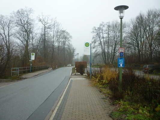 Der Parkplatz ist von der Oberflächenbeschaffenheit her erschütterungsarm und leicht begehund befahrbar (z.b. Asphalt, engfugige Platten, etc.).