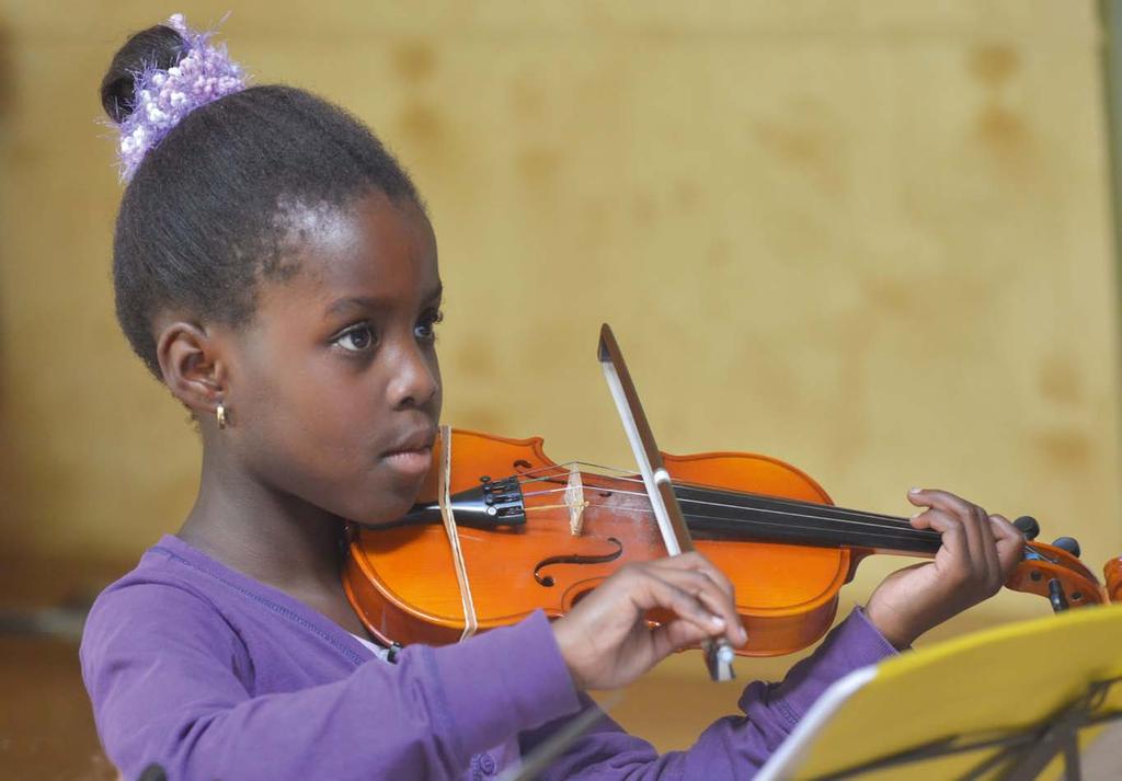 Die 7-jährige Aaliyah liebt das Geigen.