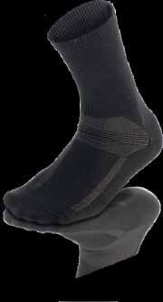 OBERTEIL: Eine Kombination aus PU-Schaum und Recyclinggummi für 40 % mehr Elastizität. Anatomisch geformte Ferse hält den Fuß fest in Position.