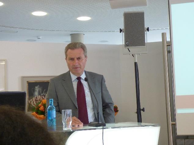 Oettinger lobte das Engagement bei den Themen Integration und Inklusion, mahnte aber auch, dass die Stimmung im Sport, insbesondere beim Fußball schnell kippen könnte: Die Gehälter im Profifußball