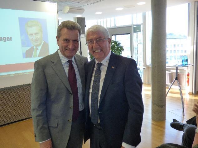Oettinger erzählte, er freue sich auf die Fußball-Weltmeisterschaft 2018, sie sei völkerverbindend und wichtig. Aber mahnende Worte kamen von ihm: Geht es uns zu gut? Die Dekadenz ist nicht weit weg.