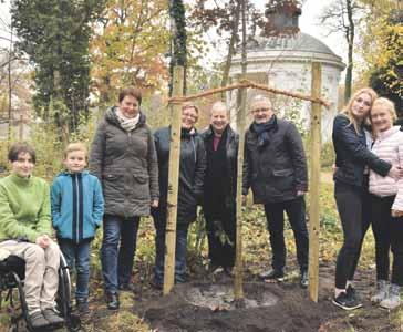 16 Danke! Vier Bäume für die Familienbande Großeltern schenken ihren Enkeln Baumpatenschaften im Welterbepark Sanssouci von Ortrun Egelkraut Auskunft zu Spenden geben: Tina Schümann, t.schuemann@spsg.